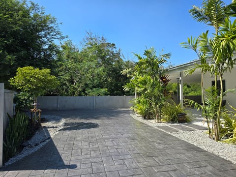 Stamped concrete driveway with ashlar slate pattern